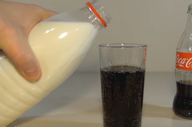 Tudtad mi történik, ha kólába egy kis tejet öntenek?